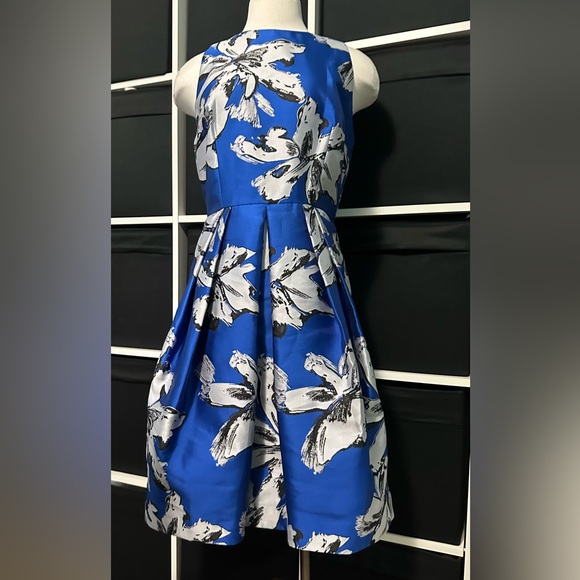 Carmen Marc Valvo Dresses & Skirts - Carmen Marc Valvo Dress Size 6
